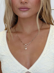 Lowretta Pendant Necklace Gold